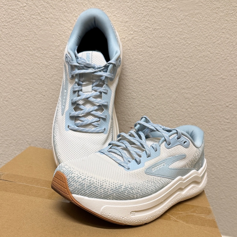 BROOKS Ghost Max 2 Women's US Size 9.5 Coconut Milk / Winter Sky - Like New
